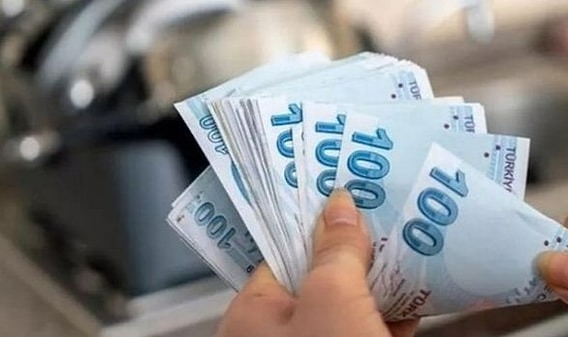 ASGARİ ÜCRET TESPİT KOMİSYONU TOPLANIYOR
Asgari ücret zammının belirlenmesi için Aralık ayında Asgari Ücret Tespit Komisyonu bir araya gelecek. Komisyon, hükümet, işçi ve işveren temsilcilerinden oluşan 15 kişilik bir ekipten meydana geliyor. Toplantılarda, yıl sonu enflasyon rakamları, işçi maaşlarına yönelik beklentiler ve anket sonuçları masaya yatırılacak. İşçi ve işveren taraflarının anlaşmasını kolaylaştırmak adına hükümetin aracı rolü de büyük bir önem taşıyor.
