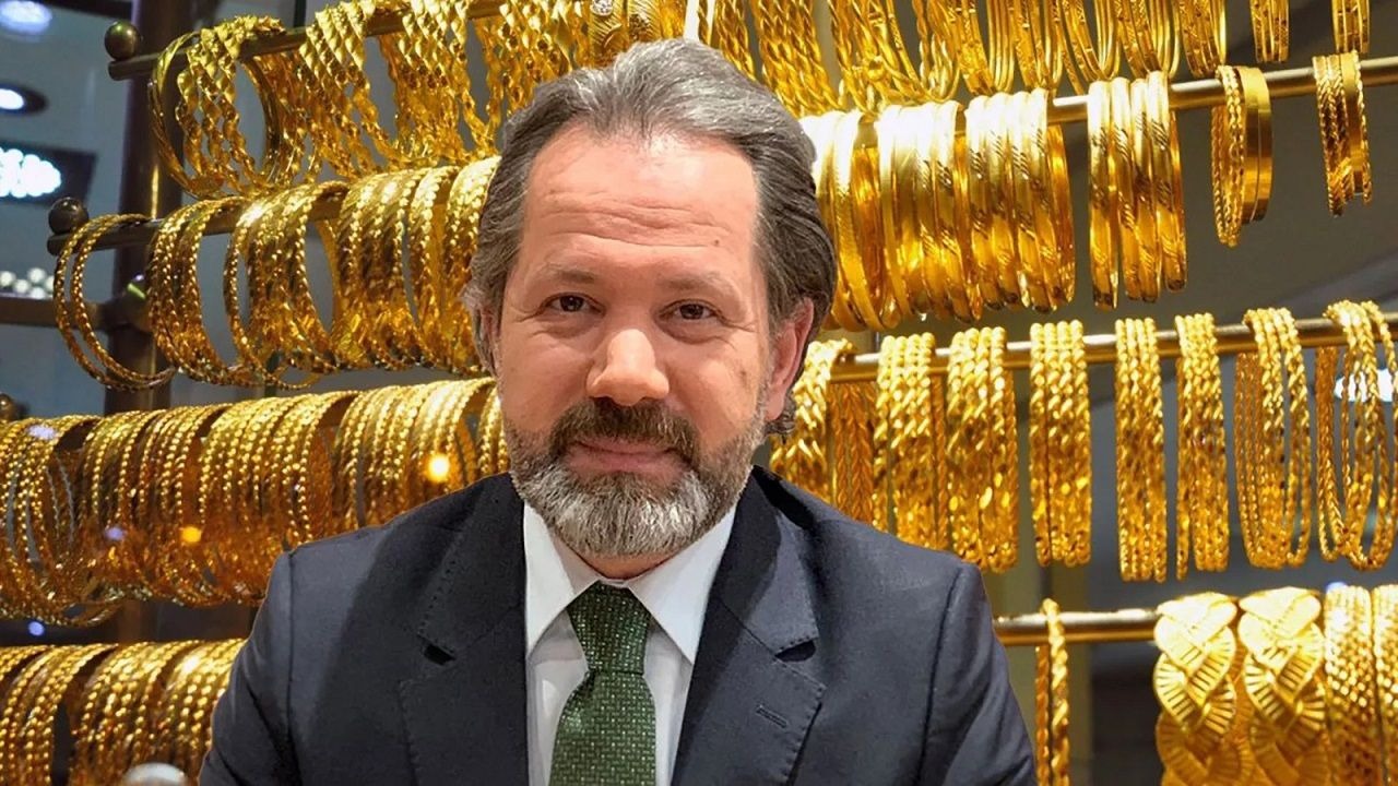 MEMİŞ’TEN YATIRIMCILARA TAVSİYELER
İslam Memiş, altın yatırımcıları için şu an piyasadaki volatiliteyi dikkatle izlemeleri gerektiğini belirterek, kısa vadede yaşanacak düzeltmelerin alım fırsatları yaratabileceğine dikkat çekti. Altın ithalatındaki yasaklamalar nedeniyle Türkiye’de altın fiyatlarının dünya piyasalarına göre daha yüksek olduğunu belirten Memiş, yatırımcıların bu durumu göz önünde bulundurmaları gerektiğini vurguladı.
