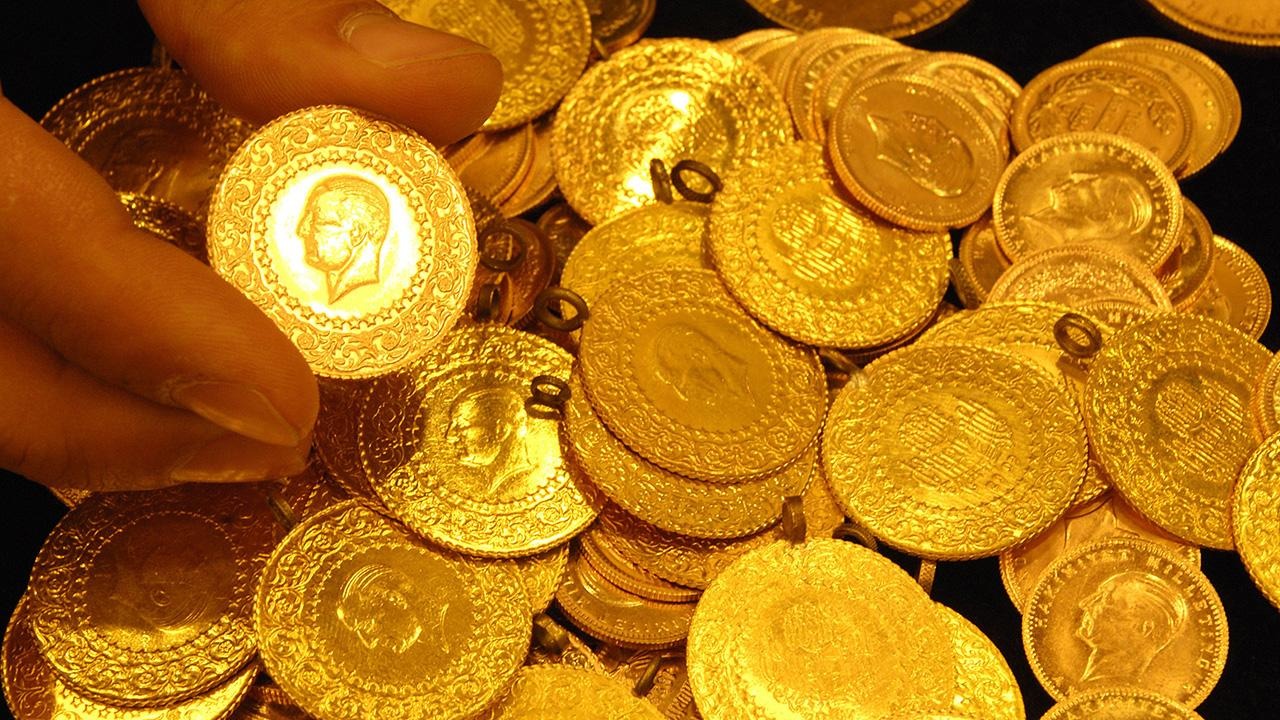 FED VE ABD SEÇİMLERİ BELİRLEYİCİ OLACAK
Uzmanlar, altın fiyatlarındaki hareketin büyük ölçüde ABD Merkez Bankası (Fed) ve yaklaşan ABD seçimleri ile bağlantılı olduğunu ifade ediyor. 5 Kasım’da gerçekleşecek seçimlerin ardından oluşacak yeni yönetim, küresel ticaret ve ekonomik politikalar üzerinde önemli etkiler yaratabilir. Özellikle Trump’ın yeniden seçilmesi durumunda, ticaret politikalarında değişikliklerin yaşanabileceği belirtiliyor. Bu süreçte belirsizliklerin devam etmesi, altın gibi güvenli limanlara olan talebi artırıyor.
