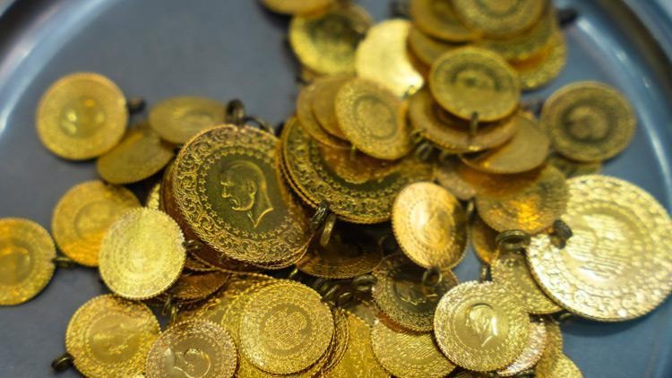 SEÇİM VE FAİZ BEKLENTİLERİ ALTIN PİYASALARINI ETKİLİYOR
ABD seçimleri ve merkez bankalarının faiz indirimi beklentileri, altın piyasalarındaki hareketliliğin ana unsurlarını oluşturuyor. Özellikle, faiz indirim beklentileri altının güvenli liman olarak daha cazip hale gelmesine yol açıyor. ABD’deki seçimler sonrası piyasalardaki dalgalanmaların devam etmesi durumunda, altının bu yüksek fiyat seviyelerini koruyabileceği öngörülüyor. Kapukaya, bu süreçte doların altına göre daha düşük kaldığını vurgularken, yatırımcıların 7 Kasım’a kadar beklemelerinin faydalı olabileceğini belirtiyor.
