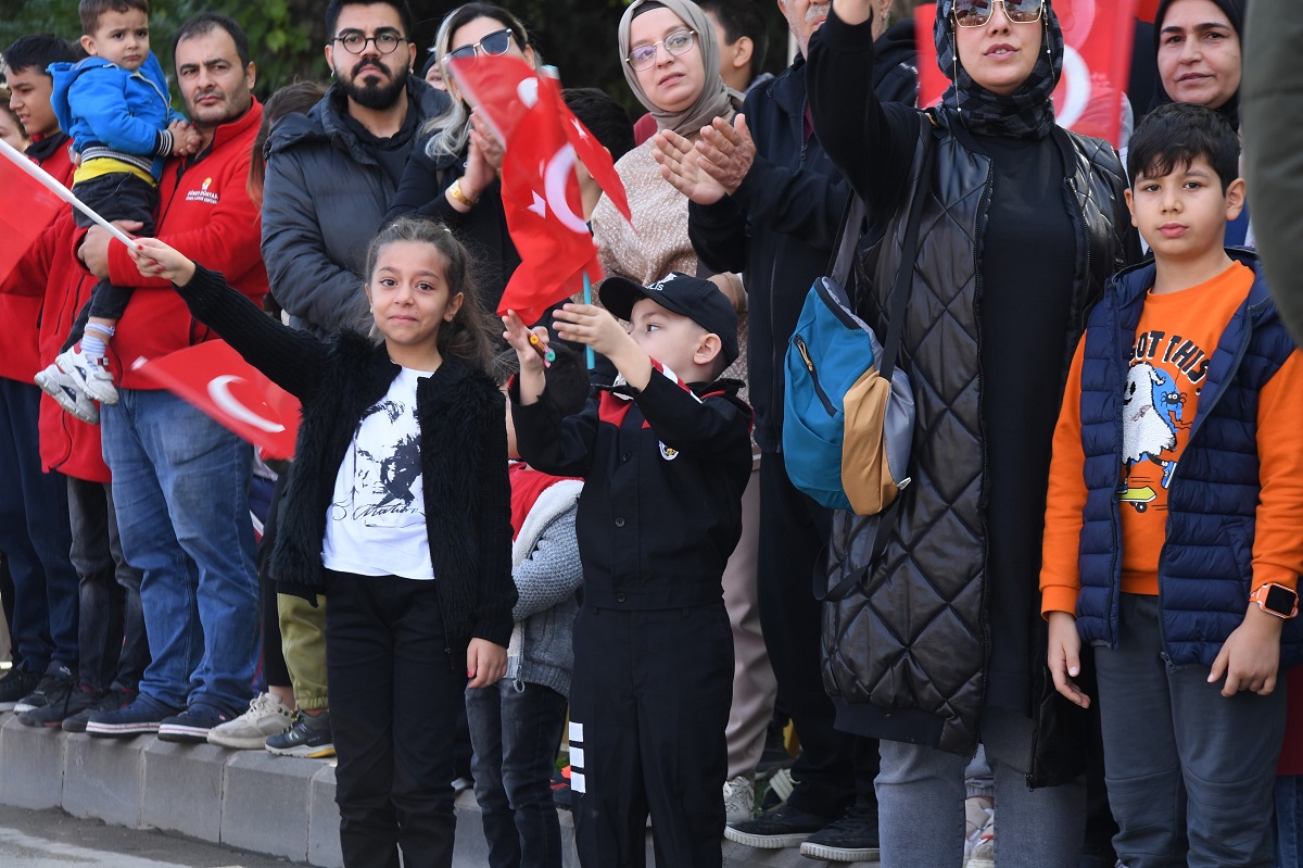 Protokol konuşmalarının ardından, öğrenciler tarafından şiirler okunarak, halk oyunu gösterisi yapıldı. Son olarak da kolluk kuvvetleri ile çeşitli okulların tören geçişi ile son buldu.
