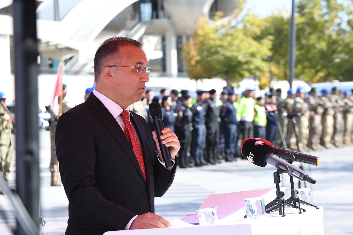 Vali Çeber, konuşmasında şu ifadelere yer verdi: 
“Bugün, aziz milletimizin Başkomutanı Mustafa Kemal Atatürk önderliğinde kazandığı eşsiz zaferler sonucunda kurulan Cumhuriyetimizin 101. yıl dönümünü kutlamanın gururunu yaşıyoruz. Türkiye Cumhuriyeti, binlerce yıldır elden ele, gönülden gönüle ve nesilden nesile aktarılan muazzez bir hazinedir. Cumhuriyet, cepheye mermi taşıyan nenelerimiz, kundaktaki bebeğiyle cepheye yardıma koşan, evladından çok taşıdığı mermiyi düşünen bacılarımızdır. Cumhuriyet, annesinin peçesine uzanan namahrem eli kırmak için şehit olan evlatlarımızdır.”

