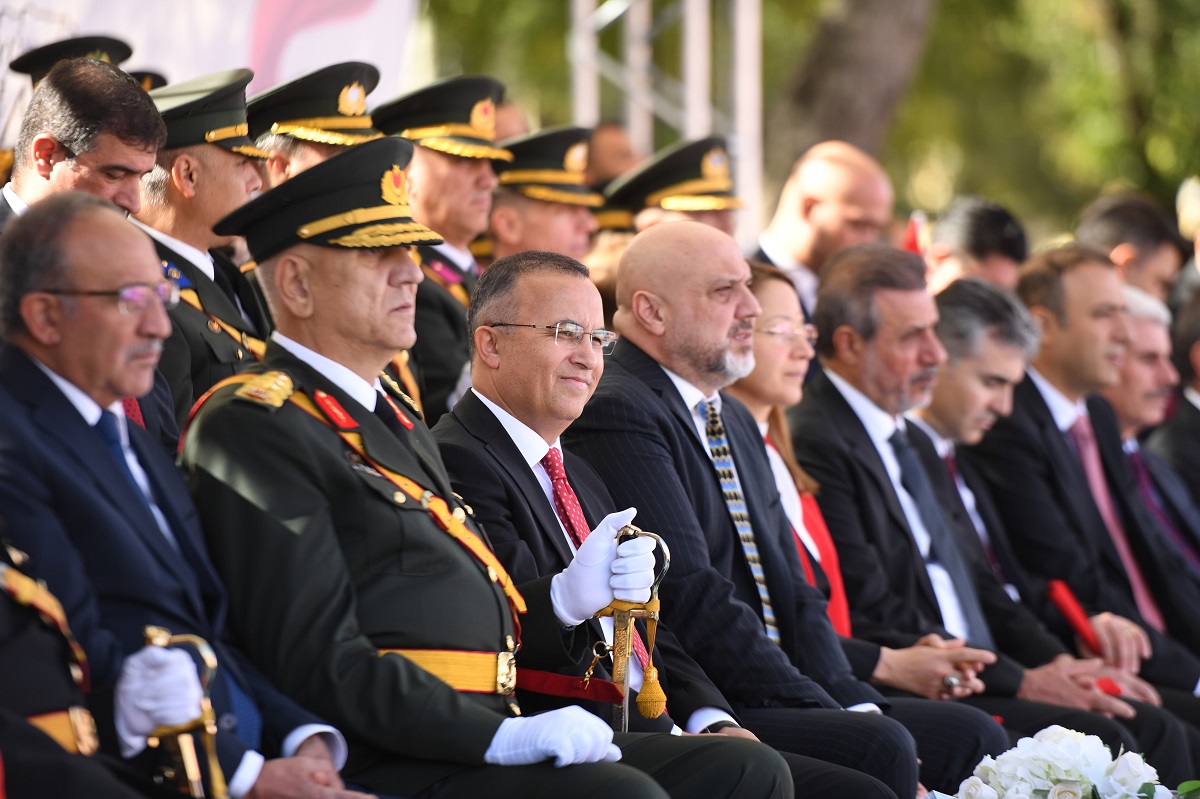“Türkiye Cumhuriyeti, bölgesinde ve dünyada kimsesizlerin kimsesi olan bir ülkedir,” diyerek devam eden Vali Çeber, “Balkanlardan Kafkasya’ya, Asya’dan Afrika’ya, Türkistan’dan Filistin’e kadar nerede gözü yaşlı bir mazlum, mağdur ve ihtiyaç sahibi varsa yardımına koşan, elinden tutup kaldıran, derdine derman olan Türkiye’dir. Bu düşüncelerle, Cumhuriyetimizin kurucusu Gazi Mustafa Kemal Atatürk ve onun kahraman silah arkadaşları başta olmak üzere, bin yıldır vatan toprağı için canını feda eden tüm şehitlerimize rahmet diliyorum. Gazilerimizi minnetle anıyor, tüm Gaziantepli hemşehrilerimin Cumhuriyet Bayramı’nı kutluyorum,” ifadelerini kullandı.