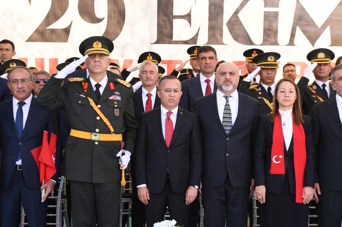 29 Ekim Cumhuriyet Bayramı dolayısıyla yapılan kutlamalar akşam 18.30’da Şahinbey Kongre ve Sanat Merkezinde yapılacak olan 29 Ekim Cumhuriyet Bayramı Kabul Töreni ile son bulacak.