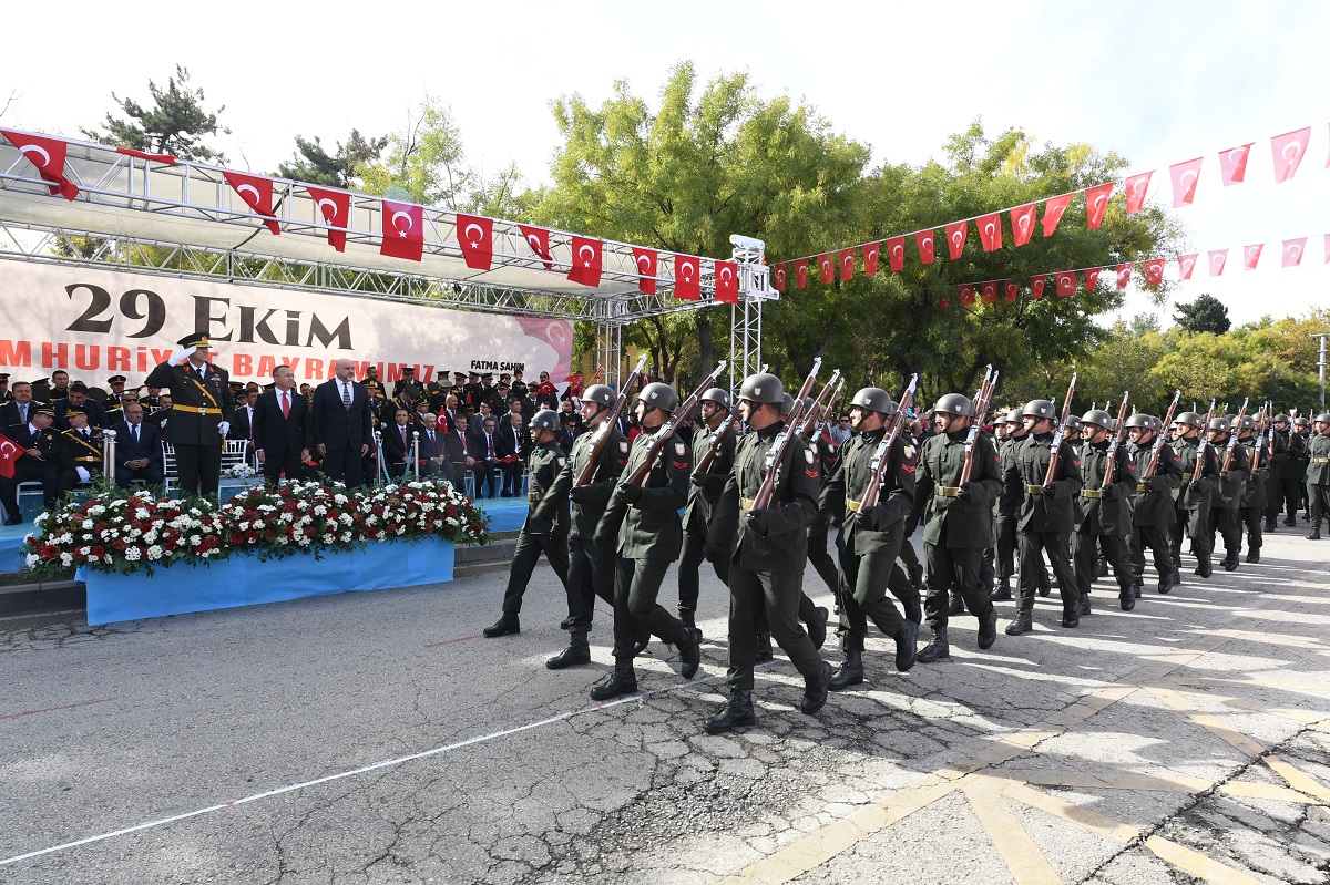 Tebrikatların ardından İstasyon Meydanı’nda 29 Ekim Cumhuriyet Bayramı kutlama programı düzenlendi. Gaziantep Valisi Kemal Çeber, Büyükşehir Belediye Başkan Vekili Hakan Aslansoy ve Garnizon Komutanı Tümgeneral Osman Aytaç, tören alanında yer alan birlikleri selamlayarak kutlama programını başlattı. Saygı duruşu ve İstiklal Marşı'nın okunmasıyla devam eden törende Vali Çeber, Cumhuriyet'in anlam ve önemine dair bir konuşma yaptı.