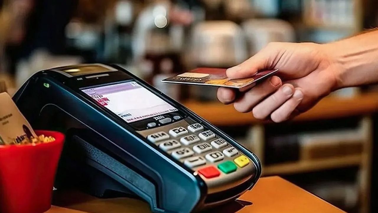 ESNAFIN YENİ TAKTİĞİ: KOMİSYON ORANLARINDA ARTIŞ
Bazı esnaflar, yeni düzenlemeyi dolaylı olarak aşmak adına düşük tutarlı işlemlerden dahi yüksek kart komisyon oranları talep etmeye başladı. Bu oranların yüzde 20’lere kadar çıktığı durumlar görüldü. Ayrıca, 7 bin liralık alışverişlerde bile hala nakit ödemeyi tercih eden esnaflar bulunuyor. Bu uygulama, tüketicilerin şikâyetlerine yol açarken, sosyal medya, şikâyet siteleri ve CİMER'e de yansımaya başladı. İstanbul’da bir halı yıkama firmasının, nakit ödemede 3.200 lira talep ederken, kredi kartıyla aynı işlem için 3.860 lira istemesi veya oto sanayi esnafının, kredi kartı ile yapılan ödemede 4.500 liralık işlem için 6.000 lira istemesi, yaşanan mağduriyetlerin boyutunu gözler önüne seriyor.
