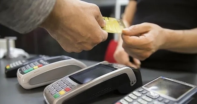 7 BİN LİRA ÜZERİNDE KREDİ KARTI KULLANIM ZORUNLULUĞU
Kayıt dışı ekonomiyle mücadelede önemli bir adım olan "7 bin lira üzerindeki alışverişlerde kart veya banka transferi kullanımı" zorunluluğu, tüketicilerin nakit ödeme baskısı altında kalmaması için uygulamaya kondu. Bu düzenlemeyle birlikte, büyük meblağlarda yapılan alışverişlerin kayıt altına alınması ve vergilendirilmesi amaçlanıyor. Ancak bazı işletmeler, bu düzenlemeyi aşmak için yeni taktikler geliştiriyor. Örneğin, bazı esnaflar 7 bin lira altındaki işlemlerde yüksek kart komisyon oranları talep ederek müşterileri nakit ödemeye yönlendirme yoluna gidiyor.
