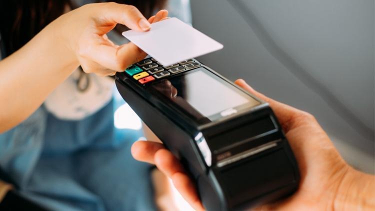 KOMİSYON ORANLARI DÜŞTÜ AMA YÜKSEK FİYAT TALEPLERİ DEVAM EDİYOR
Bazı işletmelerin bankaların komisyon oranlarının yüksekliğini gerekçe göstererek kartla ödeme yapıldığında daha fazla ücret talep ettiği de gündemde. Hazine ve Maliye Bakanı Mehmet Şimşek, son dönemde bankaların komisyon oranlarının yüzde 2'lere kadar düştüğünü ifade etmesine rağmen, bazı işletmelerin kartla yapılan ödemelerde hâlâ yüksek fiyatlar talep ettiğini belirtti. Şimşek’in açıklamalarına göre, bankaların sağladığı bu düşüşe rağmen, işletmeler arasındaki kartlı işlem ücret farkları, tüketicilere yük olmaya devam ediyor.
