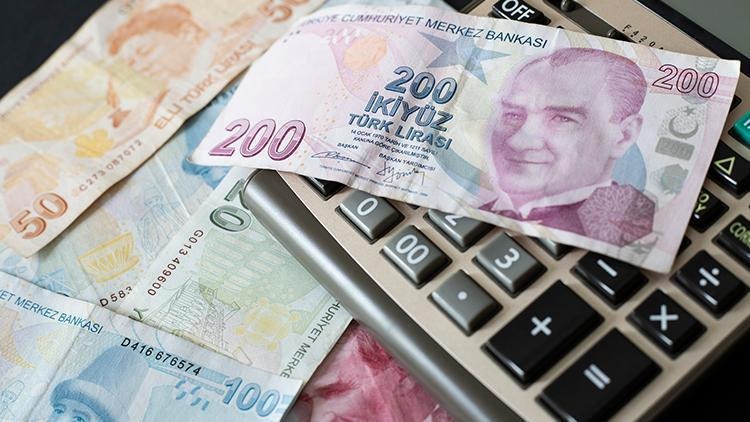NAKİT ÇEKİM LİMİTLERİNDEKİ YENİ UYGULAMA: 20.000 TL’YE KADAR ÇIKTI
Güncellenen ATM nakit çekim limitleri, bankadan bankaya değişiklik gösterse de birçok bankanın limitleri ciddi ölçüde artırdığı görülüyor. Bazı bankalar, günlük çekim limitlerini mevcut 7.500 TL’den 15.000 TL’ye yükseltirken, bazı bankalar ise bu limiti 20.000 TL’ye çıkardı. Star gazetesinde yer alan habere göre, bankaların bu hamlesi, özellikle yüksek miktarda nakde ihtiyaç duyan müşterilere rahat bir nefes aldıracak. Türkiye'deki bankaların bu yeni düzenlemeye giderek müşterilerine sundukları hizmet kalitesini artırmaları, ülke çapında finansal erişimi geliştirmeyi de hedefliyor.
