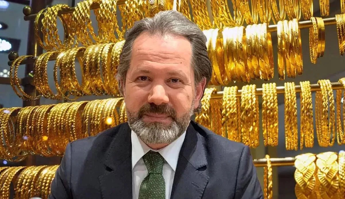 ALTIN MI YOKSA GÜMÜŞ MÜ? HANGİSİ DAHA AVANTAJLI?
Altın ve gümüş arasındaki rekabet, yatırımcıların dikkatini çekiyor. Memiş’e göre, bu yıl altının kazancı %52 seviyesinde kalırken, gümüş %68 ile daha yüksek bir getiri sağladı. Gümüşün bu performansı, yatırımcıların bu metale daha fazla ilgi göstermesine yol açtı. Gümüşün özellikle uzun vadede önemli kazanç potansiyeline sahip olduğunu belirten Memiş, gümüş fiyatlarının 2025’te 50 TL seviyesine ulaşabileceğini öngörüyor. Altın ve gümüş arasında kararsız kalan yatırımcılara ise her iki metalin farklı avantajlarına dikkat ederek karar vermeleri öneriliyor.
