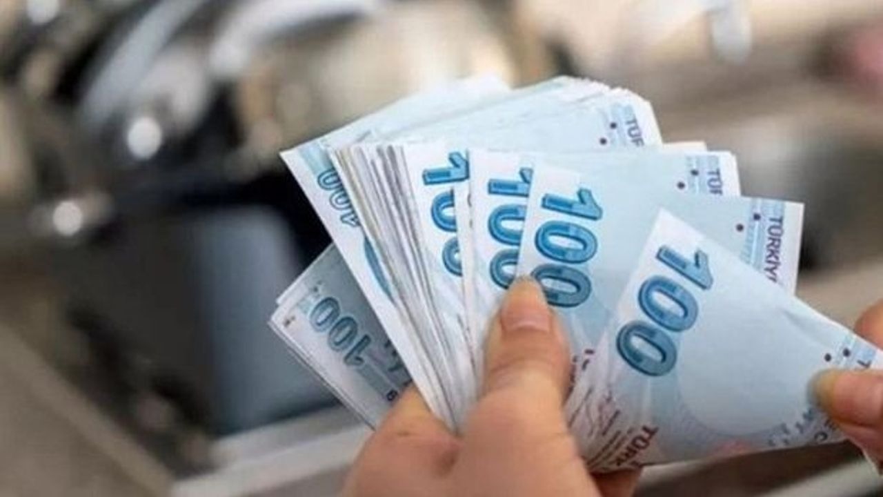 İŞ DÜNYASI VE MUHALEFETİN ASGARİ ÜCRET TALEPLERİ
İş dünyasındaki çoğu temsilci, asgari ücretin en az 22-23 bin lira seviyesine çıkartılması gerektiğini dile getirirken, muhalefet partileri asgari ücretin 30 bin liranın altına düşmemesi gerektiğini savunuyor. Yüksek enflasyonun halkın alım gücünü ciddi oranda etkilediği bir dönemde, asgari ücretin enflasyonun üstünde bir artışla belirlenmesi gerektiği görüşü öne çıkıyor. Muhalefet temsilcileri, geçim zorluğu çeken vatandaşların ekonomik sıkıntılarının azaltılması için daha yüksek bir artış oranı talep ediyor.
