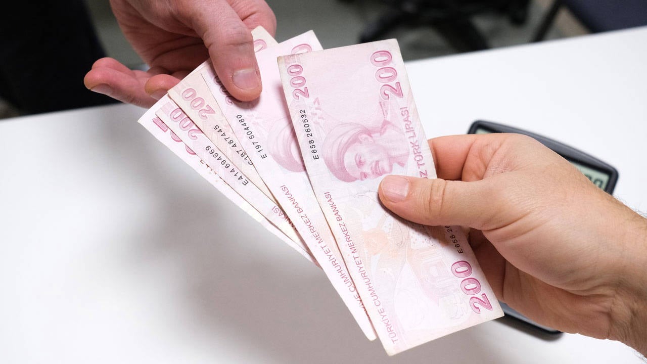 ASGARİ ÜCRET İÇİN FARKLI ARTIŞ SENARYOLARI
2025 yılı için asgari ücret zammında yüzde 25 ile yüzde 45 arasında değişen bir dizi senaryo tartışılıyor. Merkez Bankası'nın 2024 yıl sonu enflasyon tahmini yüzde 38, 2025 içinse yüzde 14 olarak açıklandı. Orta Vadeli Program (OVP) çerçevesinde, 2024 yılı enflasyon hedefi yüzde 41,5 olarak belirlenirken 2025 için bu oran yüzde 17,6 olarak öngörülüyor. Bu enflasyon beklentileri, asgari ücrette yapılacak artış oranının belirlenmesinde temel bir veri olarak ele alınacak. Beklenen senaryolara göre asgari ücrette yüzde 25 ila yüzde 45 arasında bir artış söz konusu olabilir.
