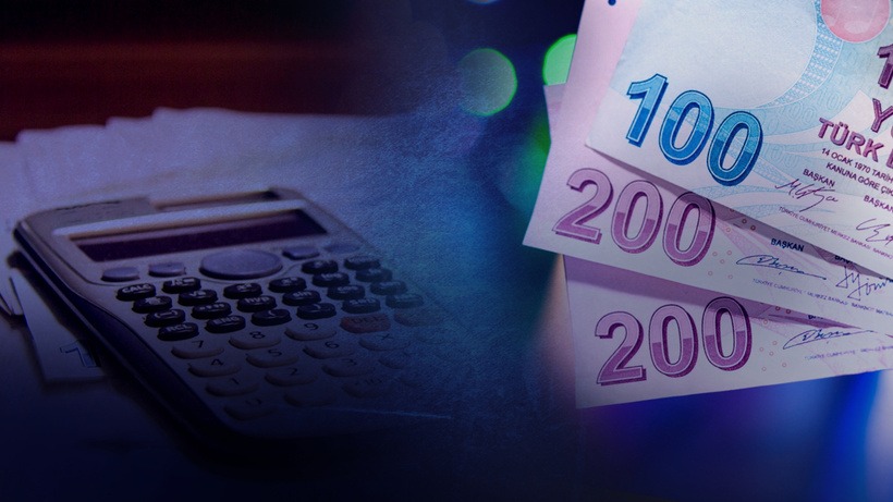 MERKEZ BANKASI VE EKONOMİ YÖNETİMİ ASGARİ ÜCRETTE NASIL BİR TUTUM SERGİLİYOR?
Hazine ve Maliye Bakanı Mehmet Şimşek, asgari ücretin belirlenmesi konusunda hükümetin, işverenlerin ve sendikaların birlikte karar vereceğini belirtirken, Merkez Bankası Başkanı Fatih Karahan ise enflasyon görünümüne uyumlu olacak şekilde yaklaşık yüzde 25’lik bir artışın ekonomik dengelerle uyumlu olduğunu ifade etti. Bu da, hükümetin ekonomik istikrarı koruma amacını ön planda tutacağını işaret ediyor. Asgari ücretin, enflasyonla mücadelede dengenin sağlanması hedefi ile belirleneceği belirtiliyor.
