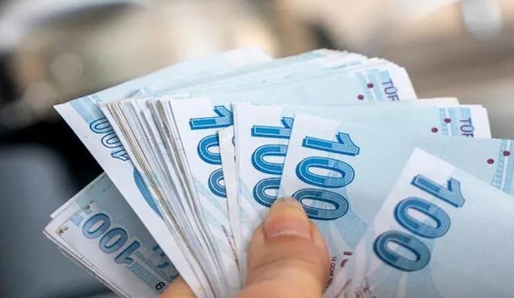 OLASI ASGARİ ÜCRET ZAM ORANLARINA GÖRE RAKAMLAR
Geçtiğimiz yıl Ocak ayında asgari ücret yüzde 49,11 oranında bir zam alarak 17 bin 2 liraya yükselmişti. Bu yıl ocak ayında yüzde 25 oranında bir zam yapılması durumunda yeni asgari ücretin 21 bin 250 lira olması öngörülüyor. Eğer OVP çerçevesinde belirtilen yüzde 41,5’lik bir artış söz konusu olursa asgari ücretin 24 bin liranın üzerinde bir seviyeye çıkması bekleniyor. Merkez Bankası'nın yüzde 38'lik enflasyon hedefi doğrultusunda bir zam yapılırsa, asgari ücret 23 bin 460 lira seviyesine ulaşabilir.
