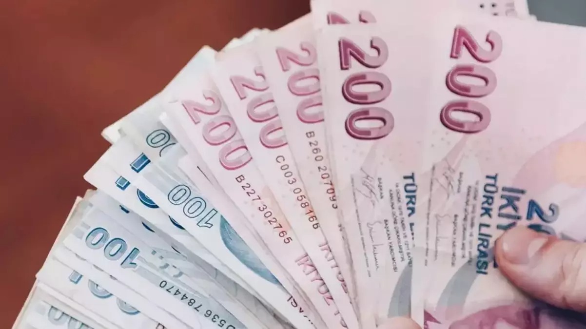 ASGARİ ÜCRET BELİRLEME KOMİSYONU’NUN YAKLAŞAN TOPLANTISI VE BEKLENTİLER
Asgari ücretin belirlenmesi için yapılacak görüşmeler, Asgari Ücret Tespit Komisyonu tarafından yürütülecek. Yaklaşan bu toplantılar, işçi, işveren ve hükümet temsilcilerinin taleplerini bir araya getirecek ve kamuoyuna duyurulacak. Aralık ayında gerçekleşmesi planlanan bu toplantılar öncesinde, kamuoyunda ve medyada asgari ücret artışına dair beklentiler yoğunlaşmış durumda. Her kesimden görüşlerin ele alınacağı bu süreç, önümüzdeki yıl için asgari ücretin hangi seviyeye çıkacağı konusunda nihai kararı verecek.
