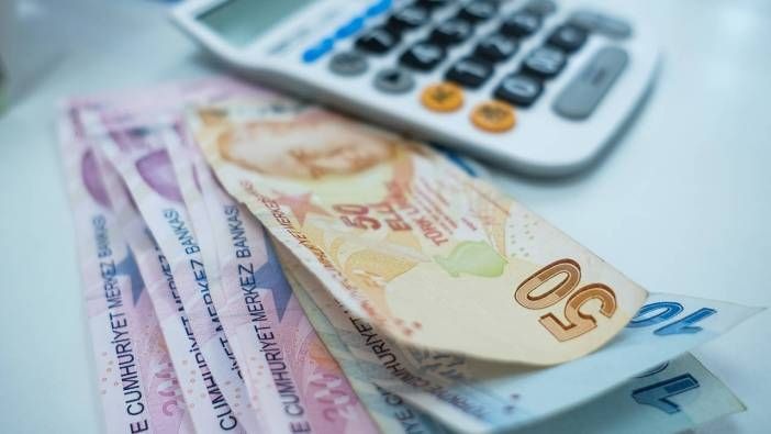 EKONOMİSTLERİN TALEBİ: ENFLASYON ORANINA UYGUN BİR ZAM BEKLENTİSİ
Ülkede ekonomiyle ilgili çalışmalar yürüten 118 iktisatçı, asgari ücret artışının gerçekleşen enflasyon oranına uygun belirlenmesi gerektiğini belirten bir çağrıda bulundu. İktisatçılar, artan yaşam maliyetlerinin asgari ücretle çalışanlar üzerindeki etkilerini azaltmak amacıyla, zam oranının enflasyon hedeflerinden ziyade reel enflasyon oranı temel alınarak yapılmasının önemine dikkat çekti. Bu çağrı, asgari ücretin yalnızca bir geçim aracı olarak görülmemesi gerektiğini, aynı zamanda ekonomik ve sosyal dengeyi koruyacak şekilde belirlenmesinin gerekli olduğunu vurguluyor.
