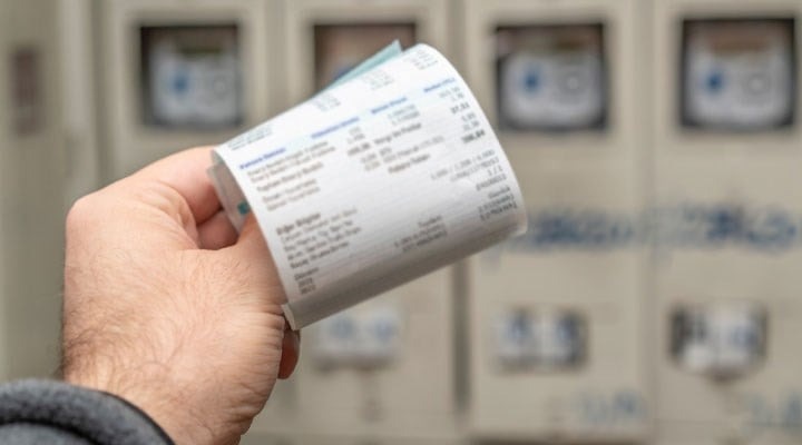 YÜKSEK TÜKETİCİLER İÇİN YÜZDE 60 ZAM
Yeni düzenlemeyle birlikte aylık 417 kWh’nin üzerinde elektrik tüketen aboneler, Şubat ayından itibaren yüzde 60’lık devlet sübvansiyonundan yararlanamayacak. Türkiye genelindeki konutlarda ortalama elektrik tüketimi 200 kWh civarında seyrediyor. Bu oran göz önüne alındığında, yeni sınırın oldukça yüksek tüketim yapan kesimi hedef aldığı anlaşılıyor. Bu düzenlemeye göre, 417 kWh sınırını aşan tüketiciler, faturalarının tamamını kendi imkanlarıyla ödeyecek.
