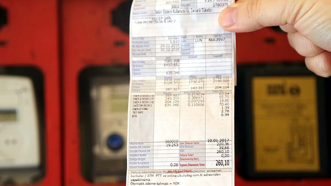 ELEKTRİK TÜKETİMİ NEDEN SINIRLANDIRILIYOR?
Bakan Bayraktar, bu yeni düzenlemenin, sosyal adaleti sağlamak amacıyla yapıldığını vurguladı. Hükümetin elektrik ve doğalgaz faturalarındaki yüksek oranlı sübvansiyonları azaltması, devlet bütçesine olan yükü hafifletmek amacını da taşıyor. Bayraktar, enerji fiyatlarındaki küresel artışlar ve Türkiye’nin enerji ithalatı maliyetlerindeki yükselmenin bu tür önlemleri zorunlu kıldığını belirtti.
