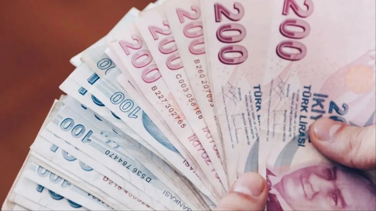EKONOMİK GÖSTERGELER VE ENFLASYON ZAM ORANINI BELİRLEYECEK
Son dönemlerde açıklanan Orta Vadeli Program (OVP), yıl sonu için %41,5 enflasyon oranı öngörüyor. Bu tahmin, asgari ücret zammının belirlenmesinde etkili olacak. Ekonomistlere göre, yüksek enflasyon karşısında çalışanların alım gücünü koruyabilmek için %40 ila %60 arasında bir zam yapılması gündemde. Bu tahminlerin gerçeğe dönüşmesi durumunda, 2025 yılı Ocak ayından itibaren net asgari ücretin 24 bin TL civarında olması bekleniyor. Hazine ve Maliye Bakanı Mehmet Şimşek'in yanı sıra Cumhurbaşkanı Erdoğan’ın da nihai kararı vermesi bekleniyor.
