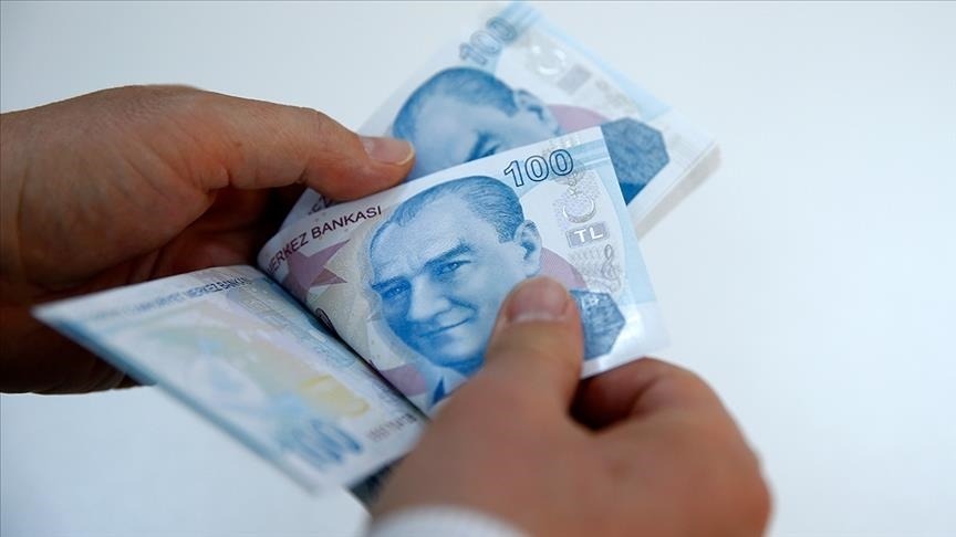 ASGARİ ÜCRET GÖRÜŞMELERİ ARALIKTA BAŞLIYOR
Çalışma ve Sosyal Güvenlik Bakanı Vedat Işıkhan, yaptığı açıklamada, Aralık ayı başında Asgari Ücret Tespit Komisyonu’nun toplanarak 2025 yılı için geçerli olacak yeni asgari ücreti belirlemek üzere çalışmalar yapacağını belirtti. Bu toplantılarda işçi, işveren ve hükümet temsilcileri, ekonomik göstergeleri ve enflasyon oranlarını dikkate alarak asgari ücrette yapılacak artışı masaya yatıracak. Bakan Işıkhan, sürecin şeffaf bir şekilde ilerleyeceğini ve hem çalışanların refahını koruyacak hem de işverenlerin maliyetlerini göz önünde bulunduracak bir rakamın belirleneceğini vurguladı.
