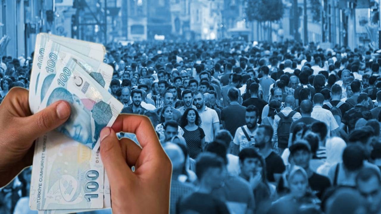 2025 YILINDA ASGARİ ÜCRETTE BİR YILLIK MI YOKSA ALTI AYLIK MI BELİRLENECEK?
Asgari ücretin yıllık mı yoksa altı aylık dönemler halinde mi belirleneceği de merak edilen konular arasında. Bazı işçi temsilcileri, temmuz ayında ara zam yapılmaması nedeniyle yılın ikinci yarısında yaşanan enflasyon artışlarının ücretlerde erimeye yol açtığını vurguluyor. İşverenler ise, iş gücü maliyetlerinin dengeli yönetilebilmesi adına ücretin yıllık bazda belirlenmesini savunuyor. Bu kararın, hükümetin ekonomik koşullara ve iş gücü piyasasındaki gelişmelere göre şekillenmesi bekleniyor.
