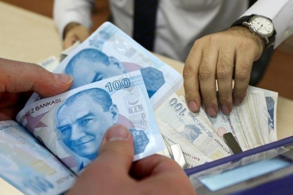2025 YILI İÇİN ASGARİ ÜCRET ZAMMI BEKLENTİLERİ
Son tahminlere göre, 2025 yılında asgari ücrete %40 ila %60 arasında bir zam yapılması olası gözüküyor. Bu oran, asgari ücretin net 24 bin TL seviyesine çıkabileceği anlamına geliyor. Enflasyon oranına göre yapılacak artış oranı, çalışanların alım gücünü koruması adına önemli bir belirleyici olacak. Komisyonun çalışmalarının ardından netlik kazanacak olan 2025 yılı asgari ücret artışı, Türkiye genelindeki milyonlarca çalışan için yeni bir dönemin habercisi olacak.
