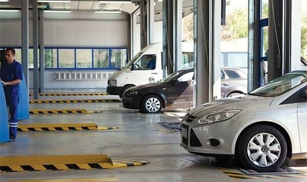 ÖZELLEŞTİRME İDARESİ YENİ İHALE SÜRECİNİ DUYURDU
Özelleştirme İdaresi Başkanlığı (ÖİB), Türkiye genelinde hizmet veren araç muayene istasyonlarının birinci ve ikinci bölgeler için yapılacak yeni ihale sürecini geçtiğimiz günlerde Resmi Gazete aracılığıyla kamuoyuna duyurdu. Resmi Gazete’de yayınlanan ilana göre, araç muayene istasyonlarının yapımı, bakımı ve işletme hizmetleri için yapılacak ihale, 2025 yılı Ocak ayında sonuçlanacak. Bu duyurunun ardından, TÜVTÜRK’ün yerine hangi firmanın geleceği ve sektöre ne tür yenilikler katılacağı merak konusu oldu.
