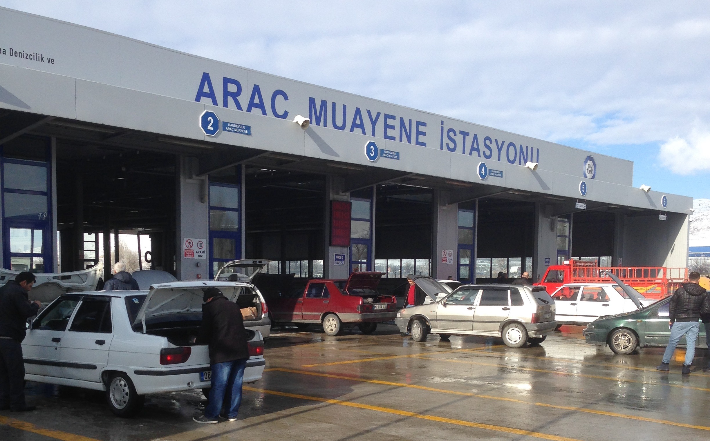 TÜRKİYE GENELİNDEKİ ARAÇ SAHİPLERİ YENİ DÜZENLEMELERİ BEKLİYOR
Türkiye’deki araç sahipleri için araç muayene işlemi, güvenlik ve yasal zorunluluk açısından büyük önem taşıyor. Trafikte yer alan her araç, belirli periyotlarda muayeneden geçmek zorunda. Bu zorunluluk, hem araç sahiplerinin güvenliğini hem de trafikteki diğer sürücülerin güvenliğini sağlamak adına önemli bir tedbir. Yeni dönemde, muayene istasyonlarında yapılacak teknolojik geliştirmeler ve daha kapsamlı denetimlerle bu güvenlik önlemlerinin daha da güçlendirilmesi amaçlanıyor.
