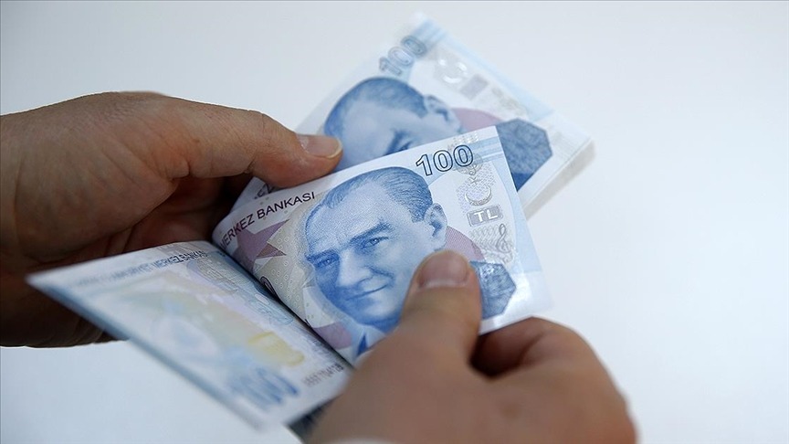 2025 YILI İÇİN ÖNGÖRÜLEN ZAM ORANLARI
Temmuz, Ağustos ve Eylül aylarına ait enflasyon verileri açıklandığında, 3 aylık enflasyon farkı %8,93 olarak belirlendi. Bu durumda, geriye sadece Ekim, Kasım ve Aralık aylarının enflasyon rakamlarının açıklanması kaldı. Memur maaşları ve memur emeklilerinin maaşları, toplu sözleşme hükümleri doğrultusunda 2025’in ilk 6 ayında %6, ikinci 6 ayında ise %5 oranında zam görecek. Ayrıca, enflasyon farkı oluşursa bu fark da maaşlara eklenecek.
