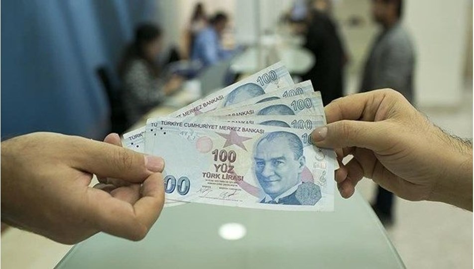 2025 OCAK ZAMLARI NE KADAR OLACAK?
İsa Karakaş, Ocak 2025’te memur ve memur emeklisi maaşlarına yapılacak zam oranlarını değerlendirirken %10’luk bir artış öngördüğünü belirtti. Ancak hükümetin Orta Vadeli Program’da (OVP) öngördüğü %41,5’lik enflasyon hedefiyle örtüşmeyen bu oran, beklentilerin biraz altında kalıyor. Yıl sonu itibarıyla enflasyonun %43 seviyelerine ulaşması muhtemel görünüyor ve bu da maaşlara yapılacak zammın yeniden gözden geçirilmesine neden olabilir.
