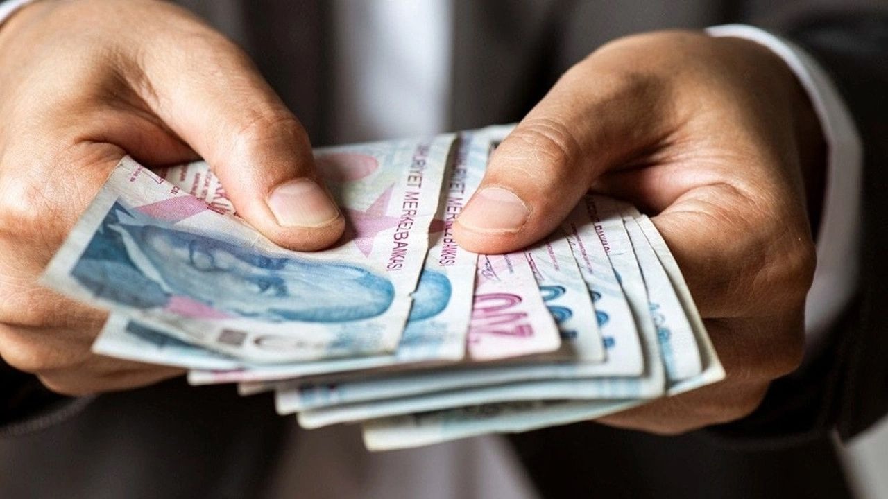 TOPLU SÖZLEŞME VE ENFLASYON FARKI BELİRLEYİCİ OLACAK
Memur maaşları, Sosyal Güvenlik mevzuatı gereği her yıl Ocak ayında güncelleniyor. Bu güncellemeler, toplu sözleşme hükümlerine göre yapılıyor ve memur emeklilerinin maaşları da bu çerçevede belirleniyor. Temmuz 2024’te memur ve memur emeklilerine %19,31 oranında bir zam yapılmıştı. Aynı dönemde, SSK ve Bağ-Kur emeklilerinin maaşlarına ise 6 aylık enflasyon farkı dikkate alınarak %24,73 oranında bir artış yansıtıldı. Ancak memur ve memur emeklileri, enflasyonun altında kalan zam oranları nedeniyle mağdur olduklarını dile getirdi. Özellikle seyyanen zamdan faydalanamayan memur emeklileri, yeni yılda yapılacak zam oranlarını daha da yakından takip ediyor.

