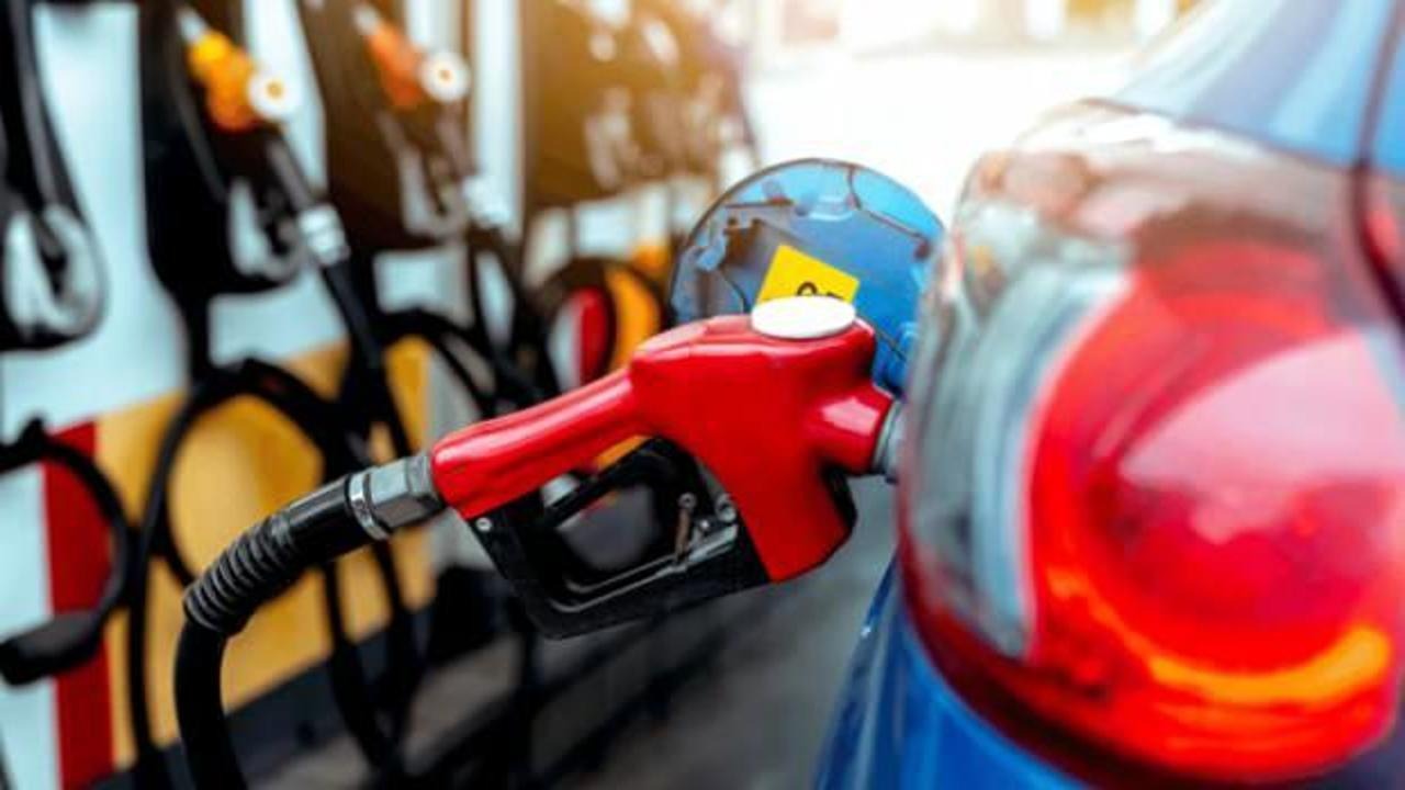 SÜRÜCÜLER NE YAPMALI?
Bu gelişmeler karşısında araç sahiplerinin daha fazla yakıt tasarrufu yapmaya yönelik adımlar atmaları gerekebilir. Yakıt tüketimini azaltacak yöntemler kullanmak, bu dönemde sürücüler için ekonomik bir çözüm olabilir. Aynı zamanda, toplu taşıma kullanımı da artan akaryakıt fiyatlarına karşı bir alternatif olarak değerlendirilebilir.
