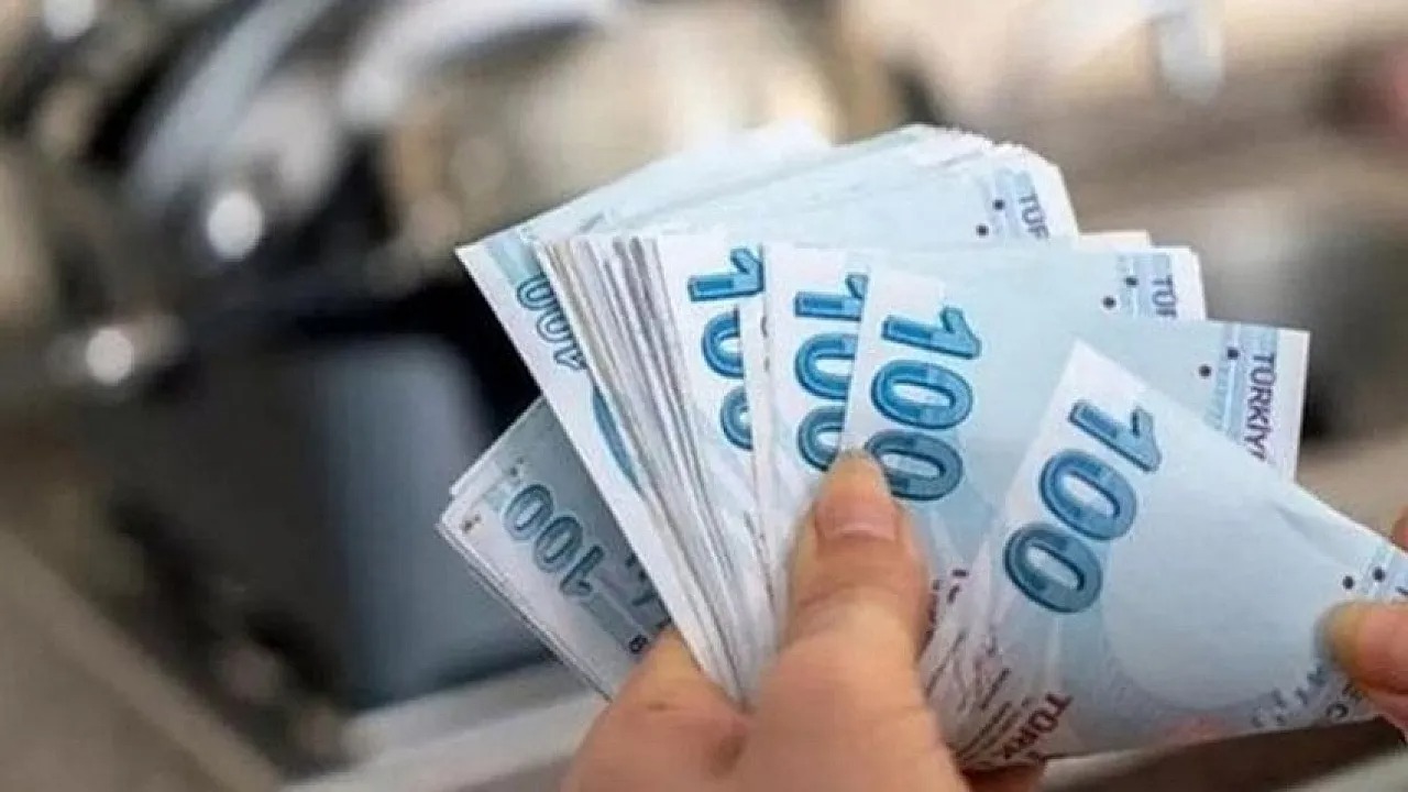 EKONOMİSTLER VE UZMANLAR NE DİYOR?
Sosyal Güvenlik Uzmanı Murat Bal, bu tahminlerle ilgili yaptığı değerlendirmede, geçmiş dönemlerde de benzer uluslararası kuruluşlar ve bankaların bu tür öngörülerde bulunduğunu hatırlattı. Ancak, Türkiye’nin mevcut ekonomik şartları göz önüne alındığında, asgari ücretin enflasyonun altında bir rakamda belirlenmesinin beklenmediğini ifade etti. Murat Bal, Ocak 2024’te belirlenen 17.000 TL’lik asgari ücretin alım gücünün yıl içinde önemli ölçüde düştüğünü vurguladı ve “Enflasyonun yüzde 42-43 bandında olduğu bir ortamda, asgari ücretin bu seviyenin çok altında kalması, ciddi sosyal sorunlara yol açabilir” dedi.
