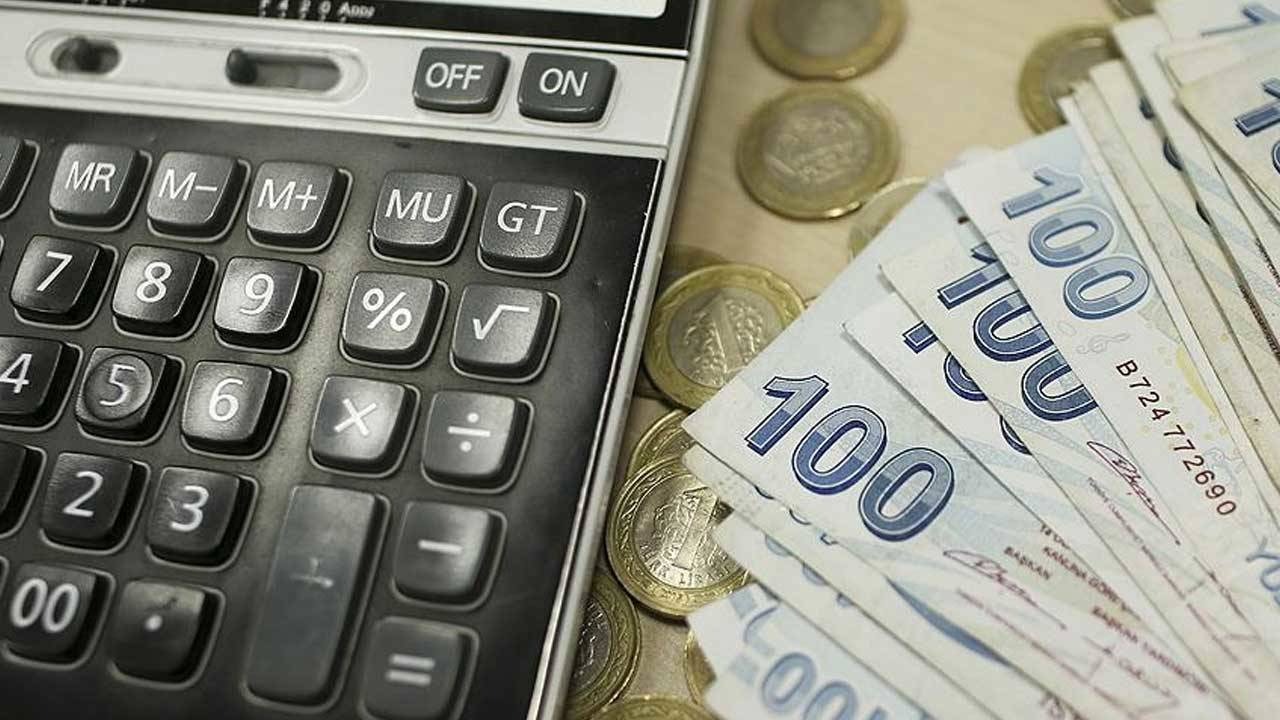 ASGARİ ÜCRETİN BELİRLENMESİ NASIL GERÇEKLEŞİYOR?
Asgari ücretin belirlenmesi süreci, işçi, işveren ve hükümet temsilcilerinden oluşan Asgari Ücret Tespit Komisyonu tarafından yürütülüyor. Komisyon, Aralık ayında toplanarak, 2025 yılı için geçerli olacak yeni asgari ücreti belirleyecek. Murat Bal, önceki yıllarda bu süreçte zaman zaman oy birliği sağlandığını, ancak asgari ücret artışının genel olarak ikiye bir oy çokluğuyla belirlendiğini belirtiyor. Ayrıca, enflasyonun altında bir asgari ücretin kabul edilmesinin Türkiye’nin ekonomik gerçekleriyle örtüşmeyeceğini dile getiriyor.
