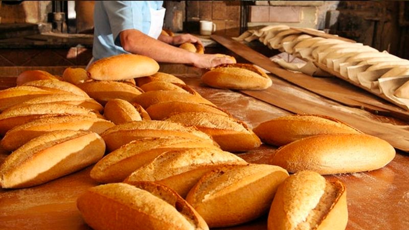 UN FİYATLARINDAKİ ARTIŞ VE ETKİLERİ
Un, ekmeğin en temel hammaddesi olarak fiyat belirleyici rol oynuyor. Halil İbrahim Balcı, un fiyatlarının geçtiğimiz aylarda 630 TL seviyesindeyken son artışlarla 800 TL'ye yükseldiğini söyledi. Bu yüzde 30'luk fiyat artışı, ekmek üreticilerinin maliyetlerini ciddi ölçüde artırdı. Fırıncı esnafı, artan maliyetler karşısında zorlanırken, ekmek fiyatlarında bir artışın kaçınılmaz olduğunu belirten Balcı, un fiyatlarındaki bu yükselişin yanı sıra elektrik, doğalgaz ve işçilik maliyetlerindeki artışların da göz önünde bulundurulması gerektiğini ifade etti.
