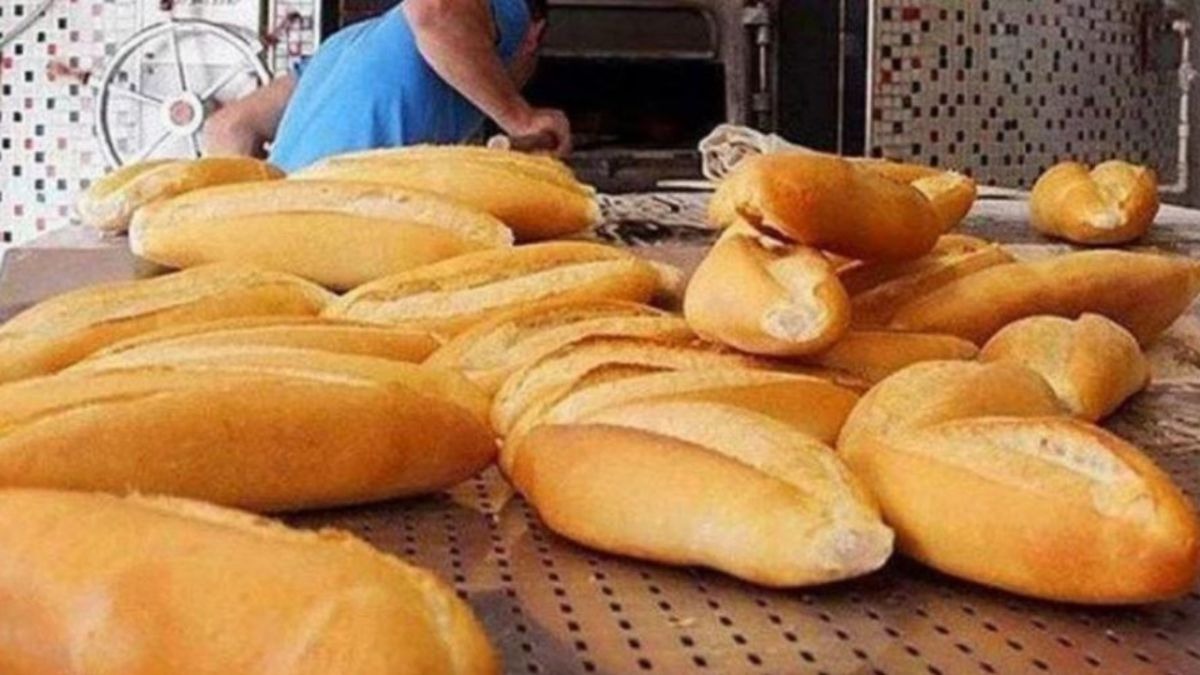 EKMEĞE NE KADAR ZAM GELECEK?
Ekmek fiyatlarındaki zam oranı henüz netleşmemiş olsa da, un fiyatlarındaki yüzde 30'luk artışın fiyatlara önemli ölçüde yansıyacağı tahmin ediliyor. Fırıncılar, bu artışın ekmek fiyatlarını önemli oranda yükselteceğini ve vatandaşın bu durumdan olumsuz etkileneceğini ifade ediyor. Ancak, zam oranının ne kadar olacağı konusunda henüz resmi bir açıklama yapılmadı.
