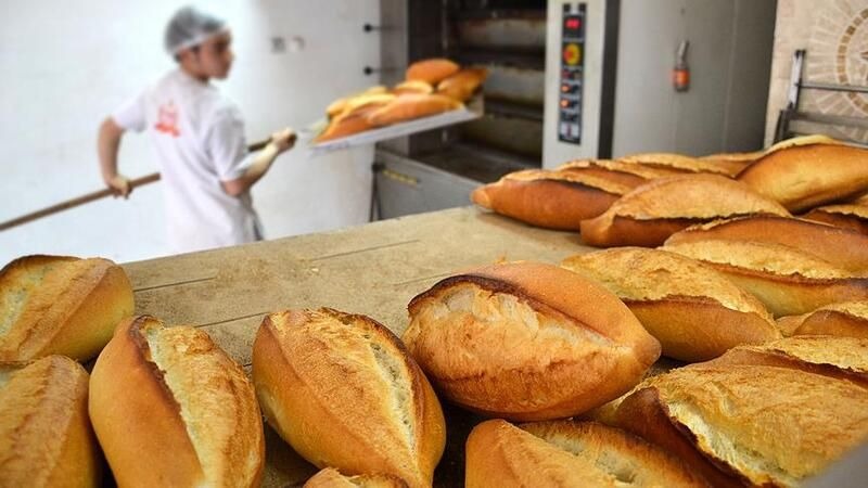 FIRINCILAR ZAM BEKLİYOR
Fırıncılar, artan maliyetler karşısında fiyatların yükseltilmesinin kaçınılmaz olduğunu savunuyor. Halil İbrahim Balcı, özellikle un fiyatlarındaki artışın fırıncı esnafını ciddi bir şekilde etkilediğini belirtti. Aynı zamanda, enerji maliyetlerinin de üretim maliyetlerine ek bir yük getirdiğine dikkat çeken Balcı, bu durumun ekmek fiyatlarına yansıyacağını söyledi. Elektrik ve doğalgaz gibi enerji kaynaklarındaki fiyat artışları, fırınların operasyonel maliyetlerini artırmış durumda.

