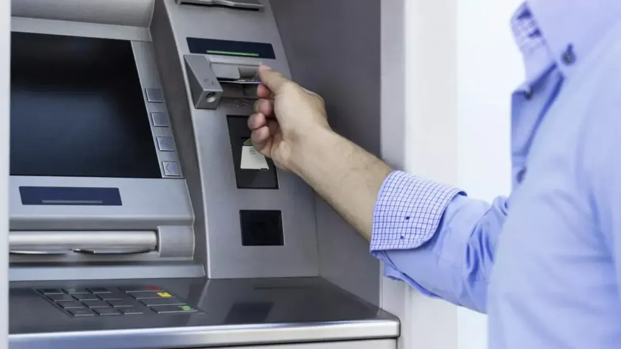 BANKA ŞİFRELERİNDE DEĞİŞİM BAŞLADI
Ekonomist Şenol Babuşçu'nun sosyal medya üzerinden yaptığı açıklama, banka kartı kullanıcıları için önemli bir uyarı niteliğinde. Babuşçu, ATM’lerde yaygın olarak kullanılan bazı şifrelerin kalıcı olarak geçersiz olacağını açıkladı. Bu düzenlemenin, artan dolandırıcılık vakaları karşısında bankaların güvenlik tedbirlerini artırmak amacıyla yapıldığı belirtiliyor. Özellikle "1453", "1923", "1234" gibi tarih ve plaka kodu içeren şifrelerin artık kullanılamayacağı belirtildi.
