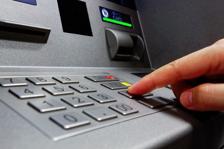 YENİ DÜZENLEME NE ZAMAN YÜRÜRLÜĞE GİRECEK?
Bankacılık sektörü kaynaklarına göre, BDDK bu şifrelerin geçersiz sayılması için bankalara resmi bir liste sundu. Bankalar ise müşterilerini bu konuda bilgilendirmeye başladı. Yeni düzenleme ile birlikte, ATM’lerde yasaklı listede yer alan bir şifreyi kullanan müşteriler, şifrelerini değiştirmek zorunda kalacaklar. Bu süreçte herhangi bir karışıklık yaşanmaması adına bankalar, ATM’ler aracılığıyla uyarı mesajları gönderecek ve müşterilere yeni şifrelerini oluşturma fırsatı sunacak.
