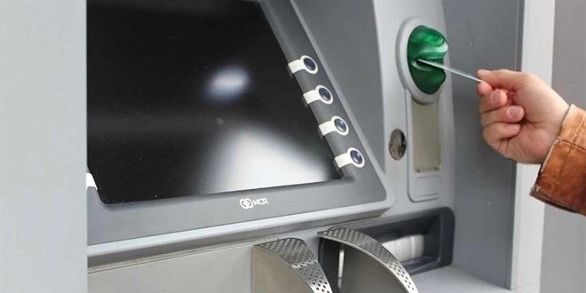 MÜŞTERİLER NASIL BİLGİLENDİRİLECEK?
Yasaklı şifreler listesindeki bir parolayı kullanan banka müşterileri, ATM'ye kart taktıklarında ilk işlem sırasında ekrana gelen bir uyarı mesajı ile bilgilendirilecek. Bu mesajda, şifrelerinin geçersiz olduğu ve hemen değiştirilmesi gerektiği belirtilerek, müşteriler yönlendirme ile şifre değiştirme ekranına yönlendirilecek. Böylece müşteriler yeni, güvenli bir şifre oluşturma imkânına sahip olacak. Şifre değiştirme işlemi sadece ATM'lerden değil, aynı zamanda internet bankacılığı ve mobil uygulamalar üzerinden de kolayca yapılabilecek.
