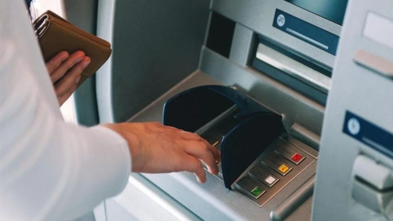 ARTAN DOLANDIRICILIKLARA KARŞI ALINAN ÖNLEMLER
Son yıllarda bankacılık sektöründe yaşanan dijital dönüşüm, beraberinde güvenlik açıklarını da gündeme getirdi. Özellikle ATM’lerde kullanılan kolay tahmin edilebilir şifrelerin dolandırıcılar tarafından hedef alınması, BDDK'nın bu alanda harekete geçmesine yol açtı. Şenol Babuşçu’nun da belirttiği gibi, bu düzenleme ile dolandırıcılık olaylarının azaltılması hedefleniyor. Müşterilerin kolayca tahmin edilebilen doğum tarihleri, plaka kodları gibi şifrelerden kaçınmaları gerektiği hatırlatılıyor.
