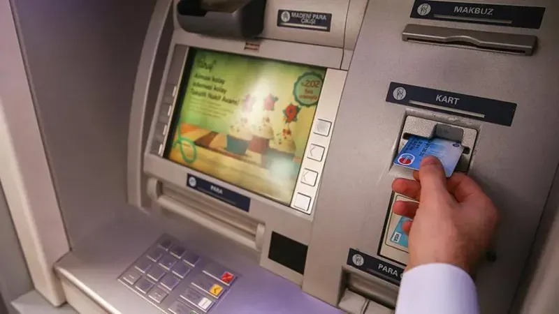 YENİ DÖNEMDE ATM ŞİFRELERİ NASIL OLACAK?
BDDK’nın aldığı yeni kararla birlikte, kolay tahmin edilebilen ve yaygın olarak kullanılan bazı ATM şifreleri artık geçersiz olacak. Müşteriler, bu şifreleri değiştirmek zorunda kalacak ve yeni, daha güvenli bir şifre belirlemeleri istenecek. Hem ATM’lerde hem de internet bankacılığı üzerinden şifre değiştirme işlemi yapılabilecek. Bu yeni düzenleme, dolandırıcılık vakalarının önüne geçmek adına atılan önemli bir adım olarak değerlendiriliyor. Müşterilerin ise kendi güvenliklerini sağlamak için güvenli şifre kullanımına özen göstermeleri gerekiyor.
