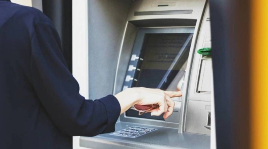 GÜVENLİ ŞİFRE KULLANIMINA DİKKAT
Dolandırıcılık vakalarının önüne geçmek için alınan bu önlemler, sadece banka tarafından sunulan çözümlerle sınırlı değil. Müşterilerin de kişisel bilgilerinin güvenliğini sağlamak amacıyla güvenli şifreler kullanmaları büyük önem taşıyor. Uzmanlar, basit rakam kombinasyonları yerine, daha karmaşık ve tahmin edilmesi zor şifreler belirlenmesi gerektiğini vurguluyor. Ayrıca, aynı şifrenin birden fazla platformda kullanılmaması, güvenliği artıran önemli bir diğer faktör olarak öne çıkıyor.
