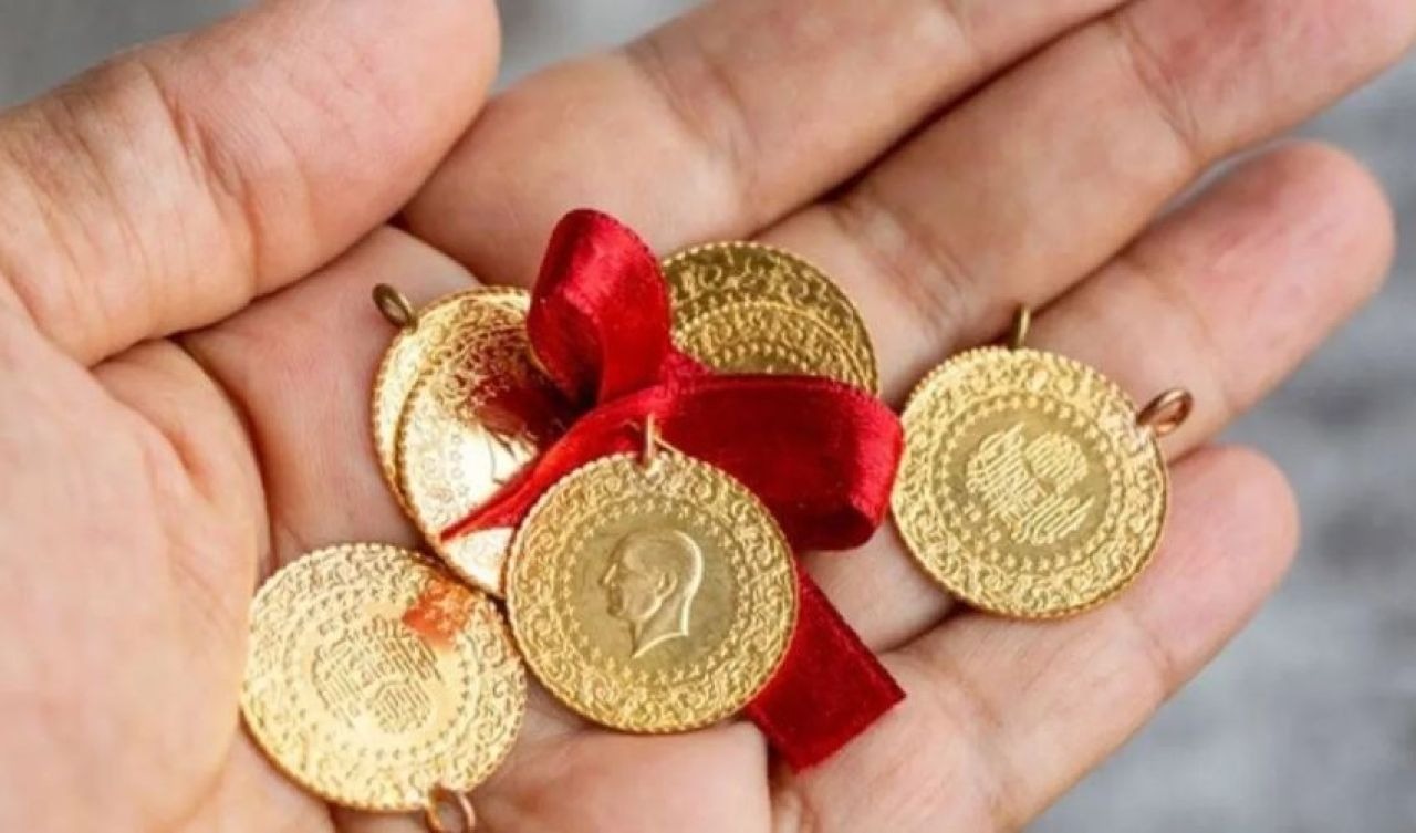 ALTINDA 'DİNLENME MODU' DÖNEMİ
Altın fiyatları, bir süre önce rekor seviyelere ulaşarak yatırımcıların dikkatini çekmişti. Ancak bu hafta gram altının fiyatı 3080 TL’den 3040 TL’ye kadar düştü. Uzmanlar bu düşüşü, altın piyasasının kısa vadeli bir 'dinlenme modu'na girdiği şeklinde yorumluyor. Altın ve para piyasaları uzmanı İslam Memiş, yaptığı değerlendirmede bu geri çekilmenin paniğe neden olmaması gerektiğini belirtti. Memiş’e göre, düğün yapacaklar, altın borcu olanlar veya altın almayı düşünenler için bu dönem bir fırsat olarak değerlendirilebilir.
