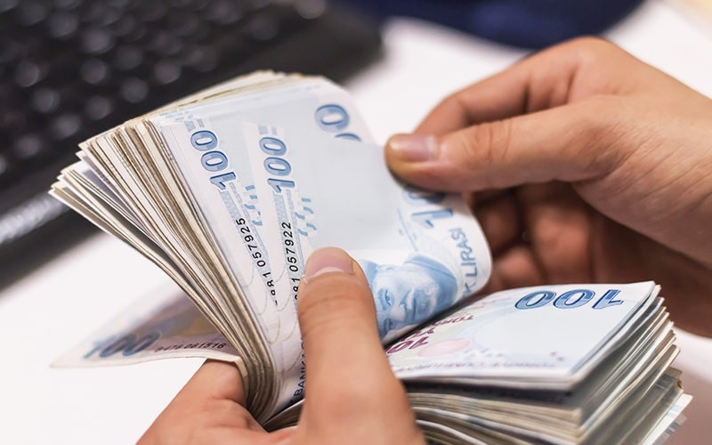 ZENGİNLER LİSTESİNDEKİ DİĞER DİKKAT ÇEKEN İSİMLER
2024 yılı listesinde yer alan diğer zengin iş insanları arasında, Türkiye'nin iş dünyasının önemli isimleri de bulunuyor. Koç Holding’in yanı sıra, Sabancı ailesinin üyeleri ve bazı diğer önemli holding sahipleri de listeye girmeyi başardı. Bu isimler arasında büyük sanayi yatırımlarıyla bilinen şirketlerin sahipleri yer alırken, özellikle teknoloji ve gıda sektöründeki yatırımların da bu zenginlerin servet artışında rol oynadığı belirtiliyor.
