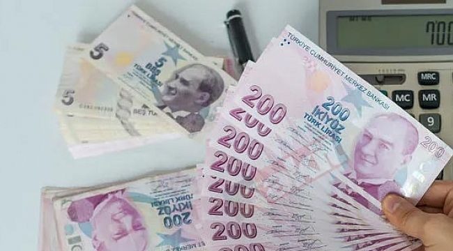 EKONOMİK DALGALANMALAR VE MİLYARDERLERİN DURUMU
Türkiye’de yaşanan ekonomik dalgalanmalar, milyarderlerin servetleri üzerinde de etkili oluyor. 2023 yılı boyunca süregelen yüksek enflasyon ve Türk lirasındaki değer kayıpları, ülke genelinde ekonomik sıkıntılara yol açarken, zengin iş insanlarının da bu dalgalanmalardan etkilendiği görülüyor. Ancak, bazı iş insanları bu zor dönemde bile servetlerini artırmayı başarırken, bazıları ise büyük kayıplar yaşadı. Murat Ülker’in servetinde artış yaşanırken, İbrahim Erdemoğlu gibi isimlerin kayıpları, piyasalardaki dalgalanmaların milyarderler üzerindeki farklı etkilerini gözler önüne seriyor.
