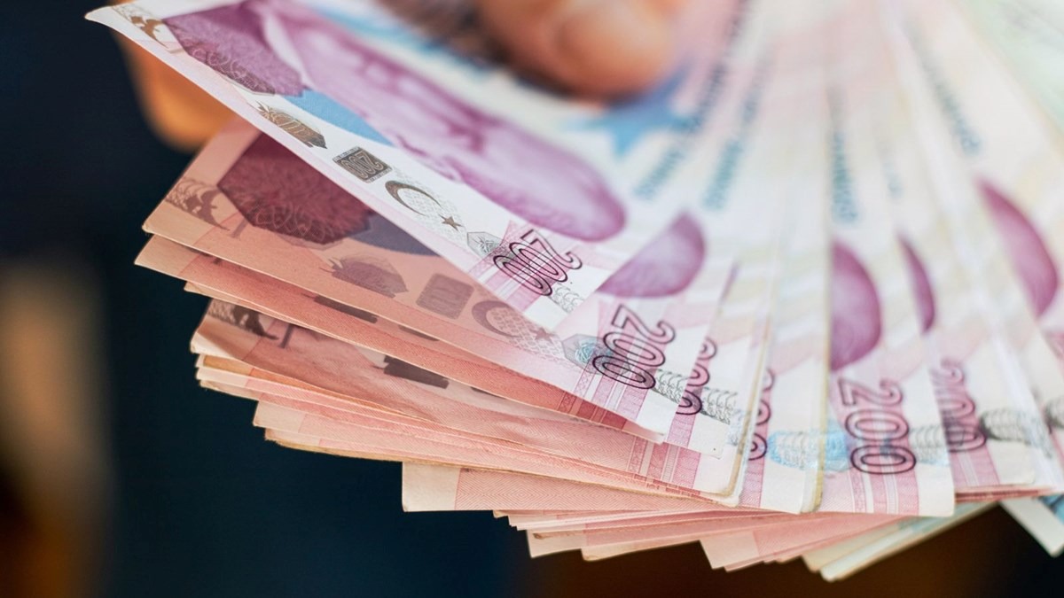 TÜRKİYE'DE MİLYARDERLERİN SAYISI ARTIYOR
Türkiye'de ekonomik zorlukların yaşandığı bir dönemde bile, dolar milyarderi Türk vatandaşlarının sayısının artması dikkat çekiyor. Forbes Dergisi’nin 2024 yılı verilerine göre, bazı iş insanları servetlerini artırırken, diğerleri büyük kayıplar yaşadı. Koç ve Ülker aileleri gibi köklü aileler listede güçlü bir şekilde yer alırken, SASA hisselerindeki düşüş İbrahim Erdemoğlu gibi isimlerin servetlerinde ciddi bir gerilemeye yol açtı. Türkiye'nin en zenginleri listesi, ekonomideki dalgalanmalara rağmen zenginler arasındaki rekabetin devam ettiğini gösteriyor.
İşte Türkiye'nin en zengin 28 insanı...
