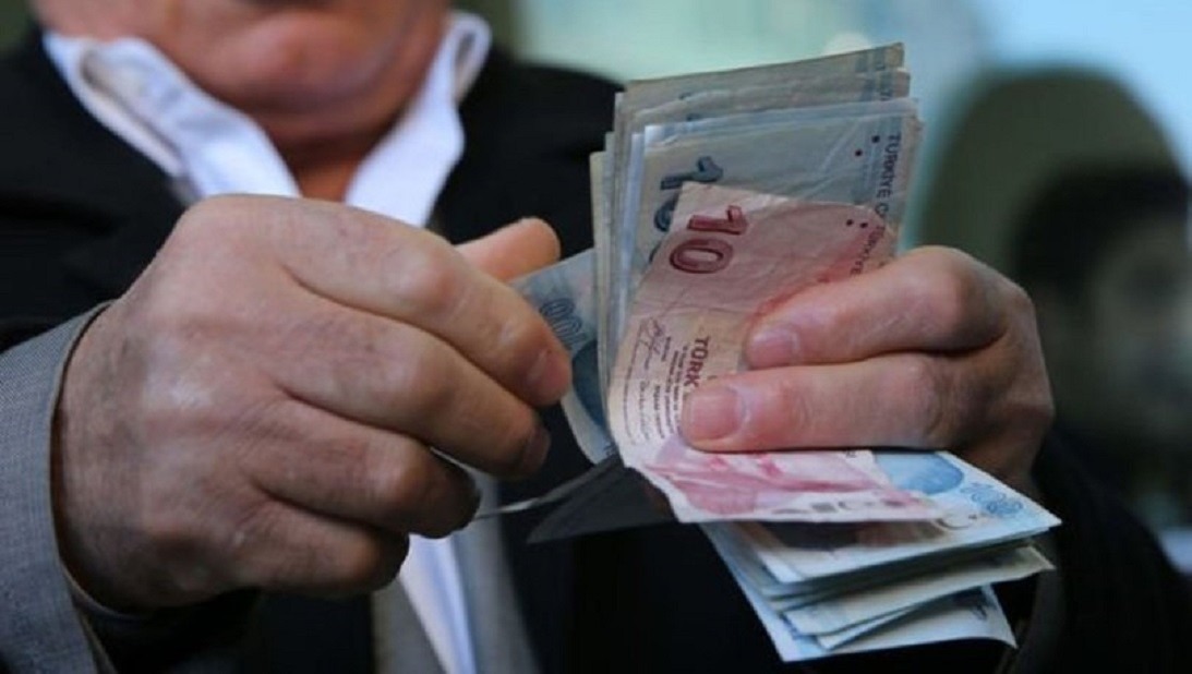 2024 yılının Ocak ayında en düşük memur maaşının 43 bin liranın üzerine çıkacağı tahmin ediliyor. Bu oran, temmuz ayında 39 bin 177 lira olan en düşük memur maaşına göre belirgin bir artışa işaret ediyor.