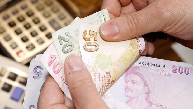 EKONOMİK DENGELER VE YIL SONU ZAM TAHMİNLERİ
Ekonomik beklentiler, yıl sonu enflasyon oranının %15 civarında gerçekleşeceğine işaret ediyor. Bu durumda işçi emeklileri ve memurlar için Ocak ayında yapılacak zam oranları da netleşmiş olacak. Ancak ekonomistlerin, yıl sonu enflasyon tahminlerinin Merkez Bankası hedeflerinin üzerine çıkabileceğini öngörmesi, maaş zamlarında beklentilerin yükselmesine neden oluyor.
