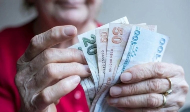 MEMUR EMEKLİLERİ VE İŞÇİ EMEKLİLERİNE YANSIYACAK ORANLAR
En düşük memur emekli maaşı Temmuz 2024 itibarıyla 17 bin 587 liraya yükselmişti. Ocak ayında yapılacak zamla bu maaşın 19 bin 500 lira seviyesine çıkması bekleniyor. Diğer yandan, işçi emeklilerinin en düşük maaşı Temmuz 2024 itibarıyla 12 bin 500 lira olarak belirlenmişti ve enflasyondan kaynaklanan zam oranının bu taban maaşı etkilemeyeceği açıklanmıştı. En düşük emekli maaşının artırılması için yasal bir düzenleme yapılması gerektiği, bu oranın TBMM’de yasalaşacak bir kanun teklifi ile belirlenebileceği ifade ediliyor.
